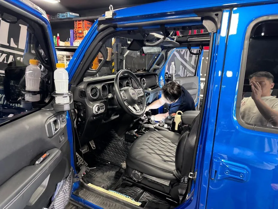 Jeep Wrangler — фото 7