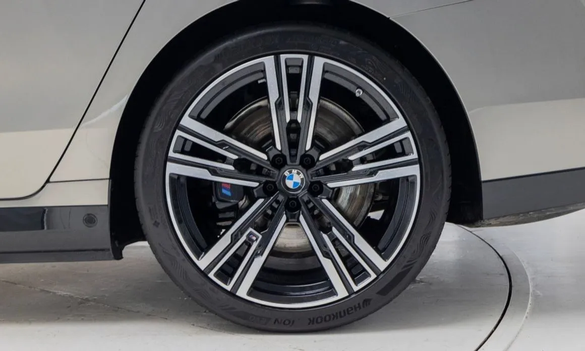 BMW i7 — фото 5
