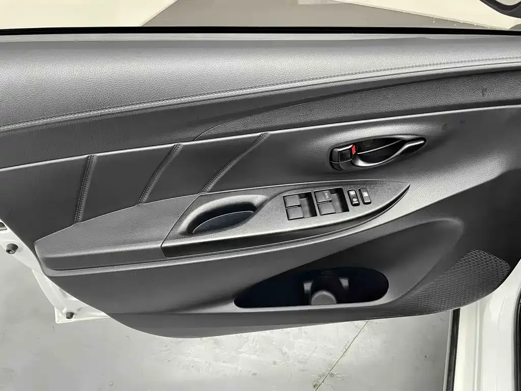 Toyota Yaris L — фото 10