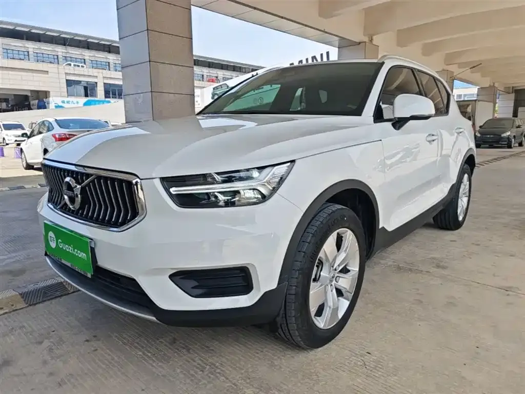 Volvo XC40 — фото 10