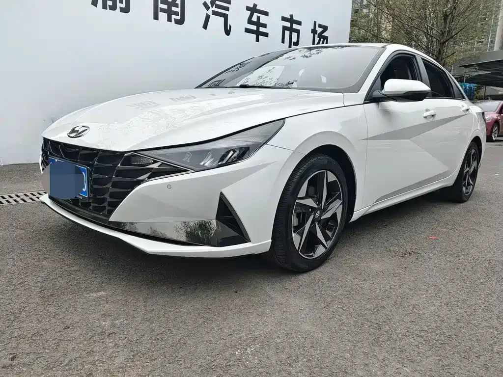 Hyundai Elantra — фото 1