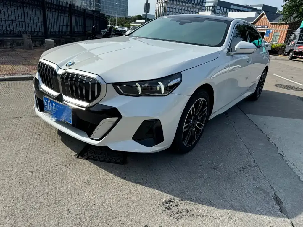 BMW 5 Series — фото 1