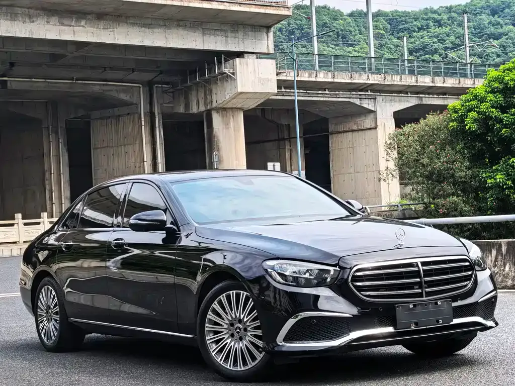 Mercedes-Benz E-Class — фото 1