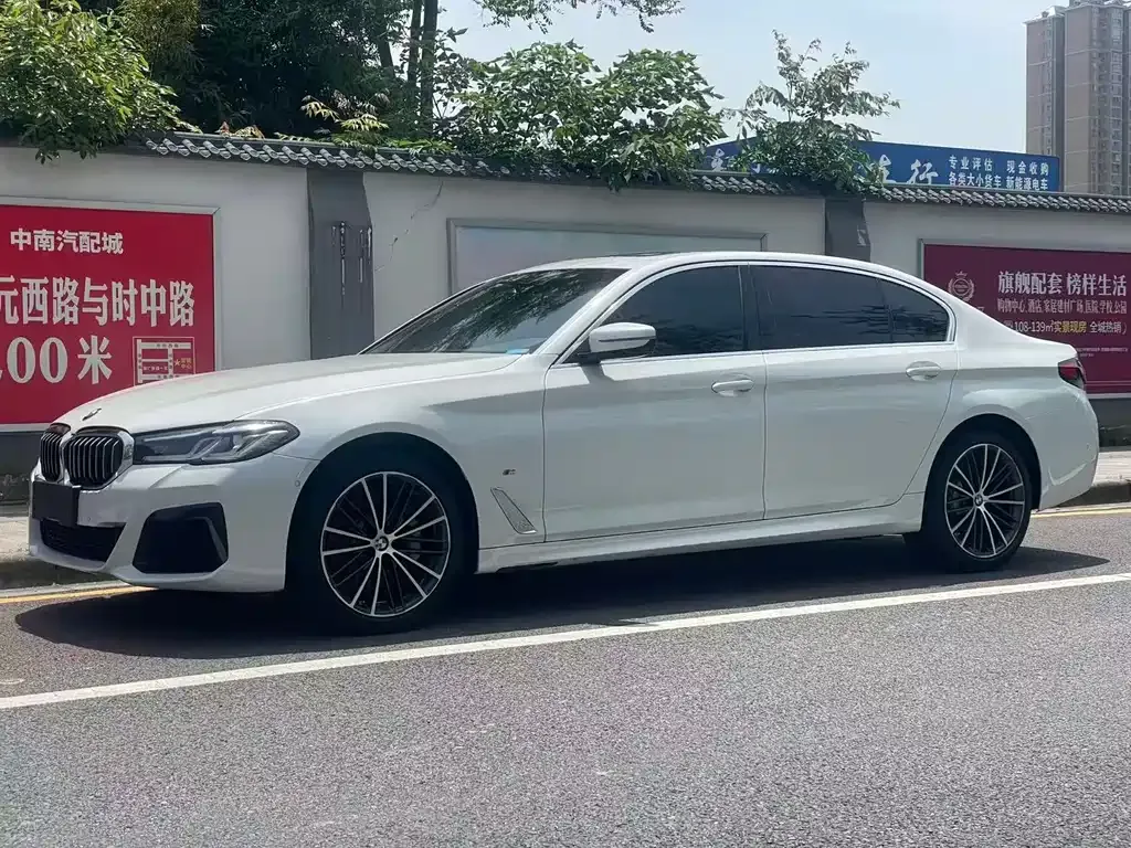BMW 5 Series — фото 1