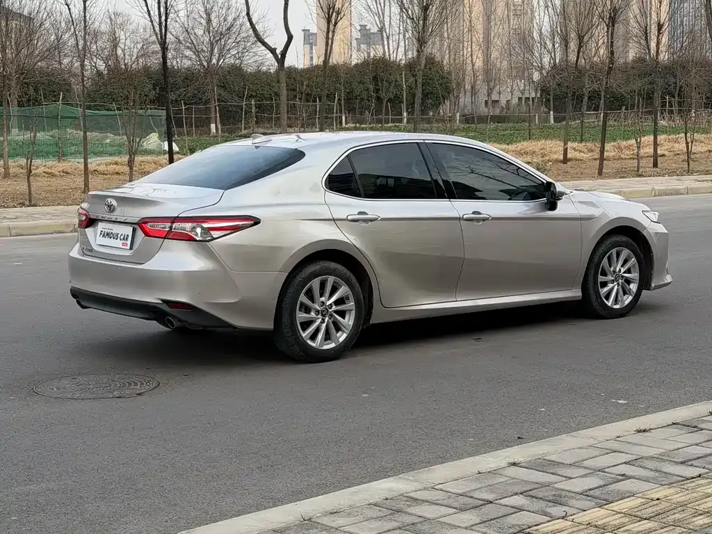 Toyota Camry — фото 8