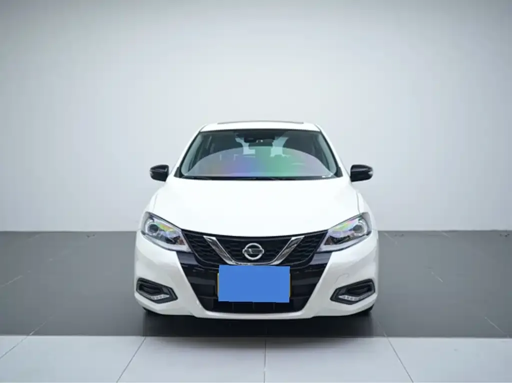 Nissan Tiida — фото 1