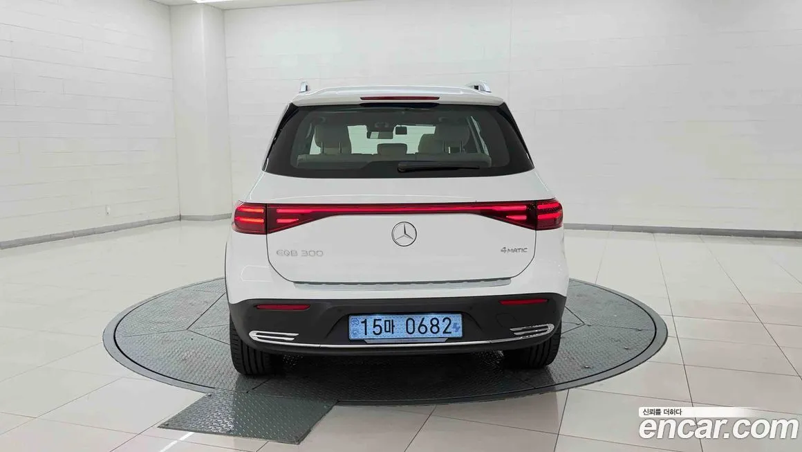 Mercedes-Benz EQB — фото 9