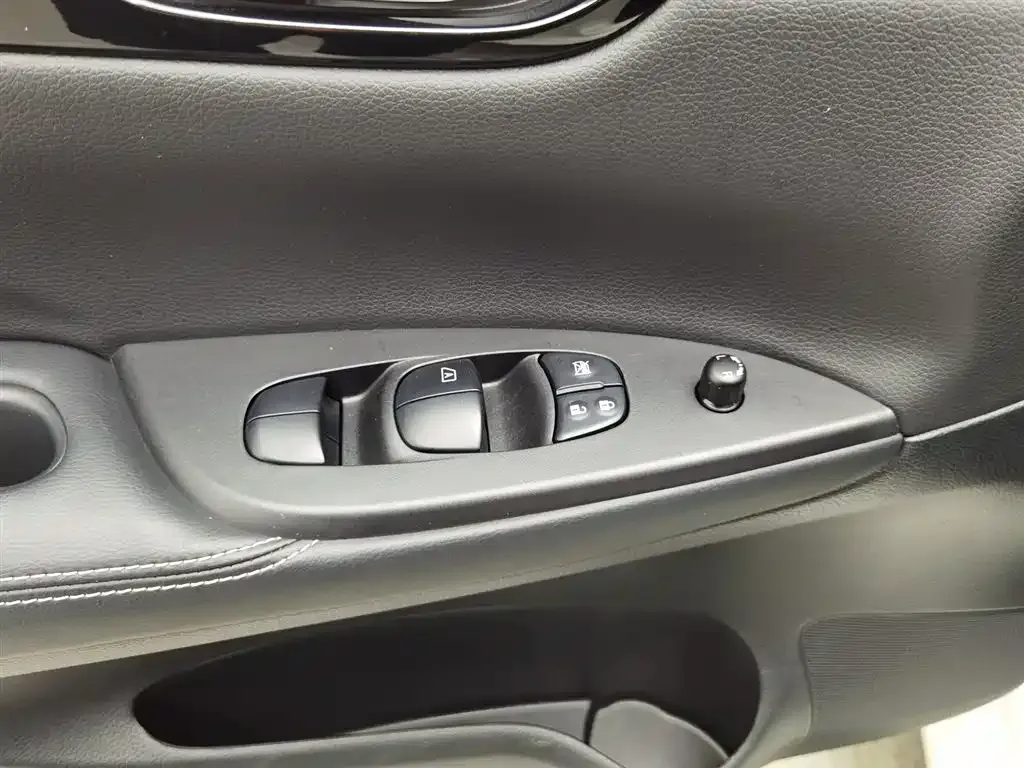 Nissan Tiida — фото 9