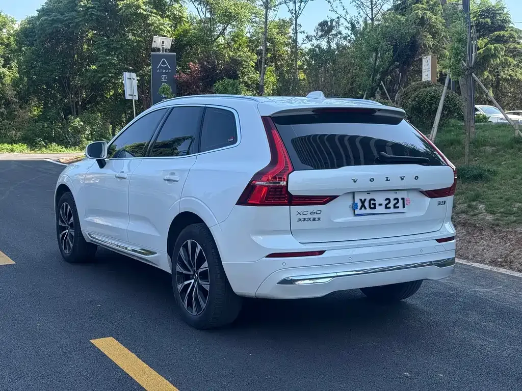 Volvo XC60 — фото 9