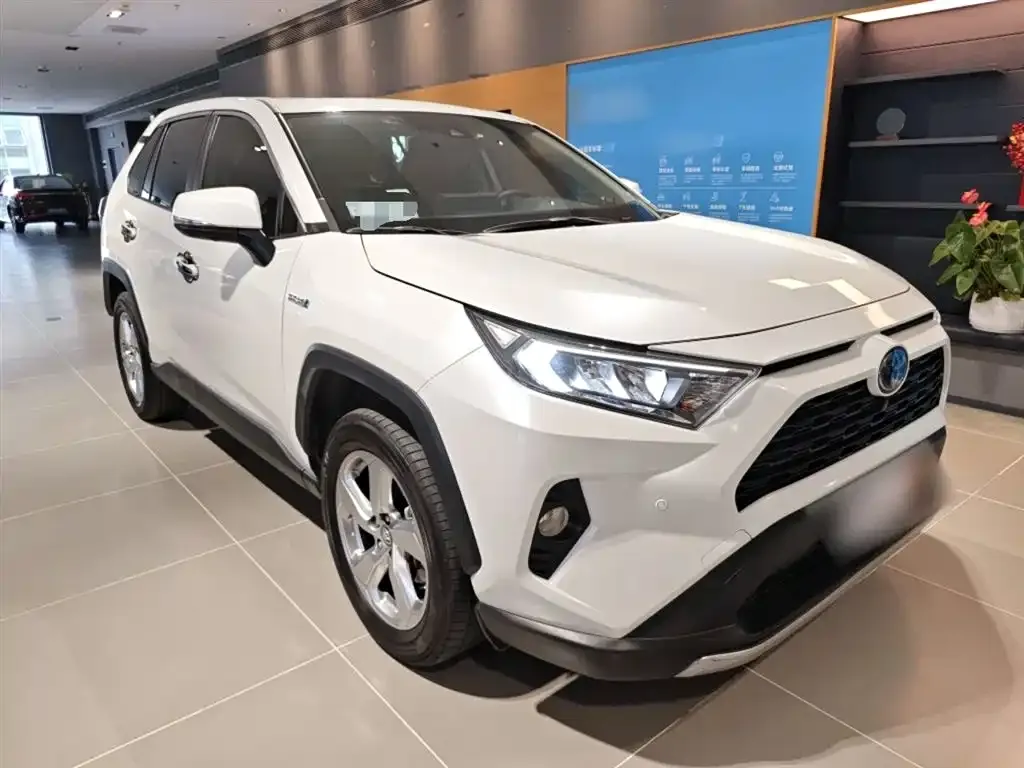 Toyota RAV4 — фото 1