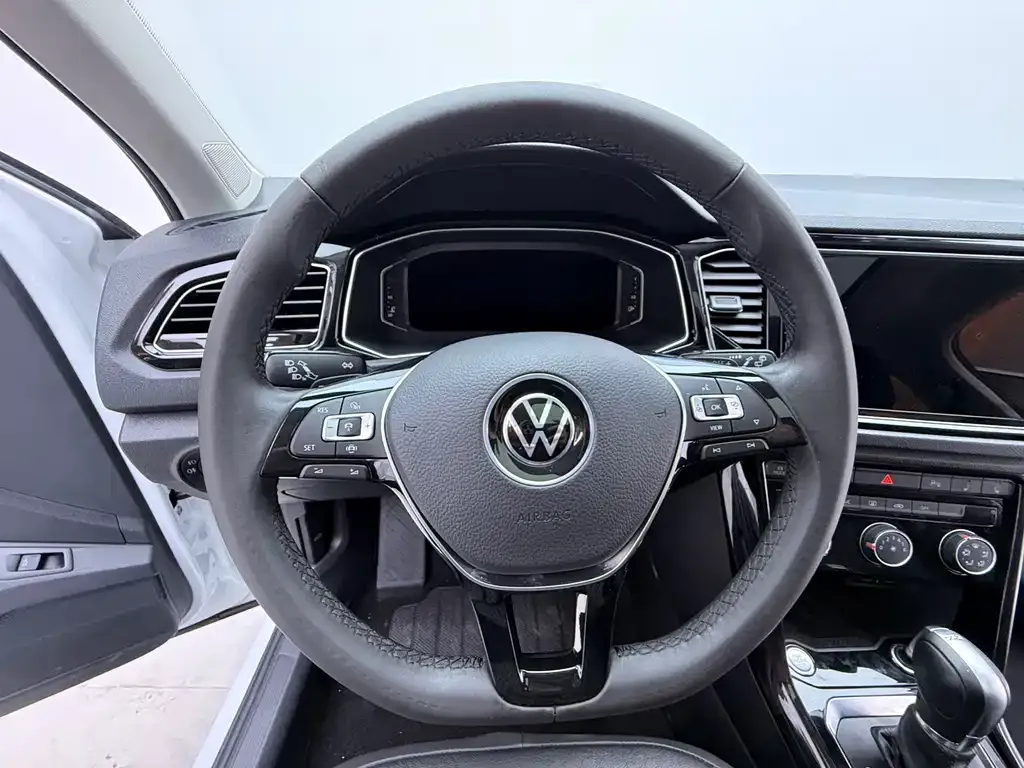 Volkswagen T-Roc — фото 9