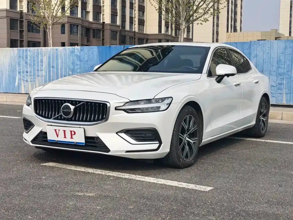 Volvo S60 — фото 1