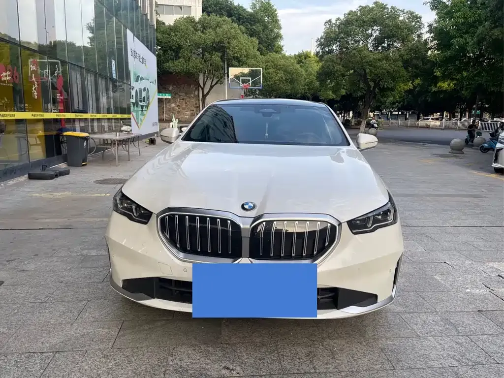 BMW 5 Series — фото 1