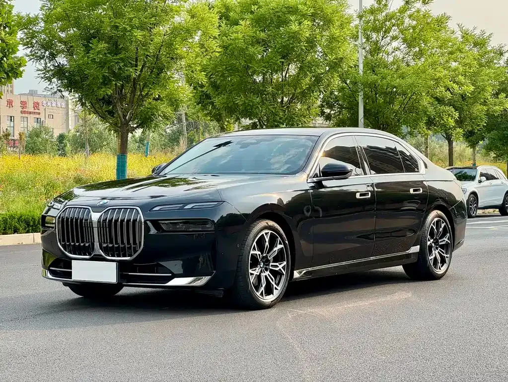 BMW 7 Series — фото 1