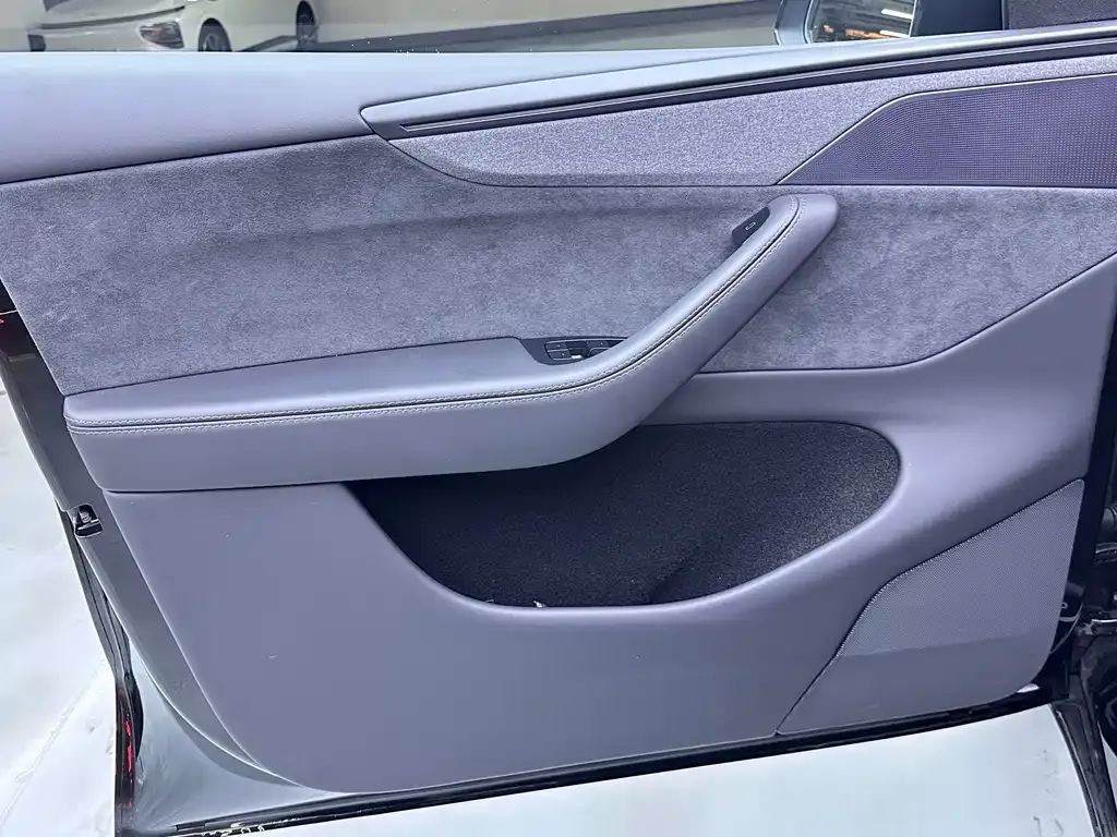 Tesla Model Y L — фото 10