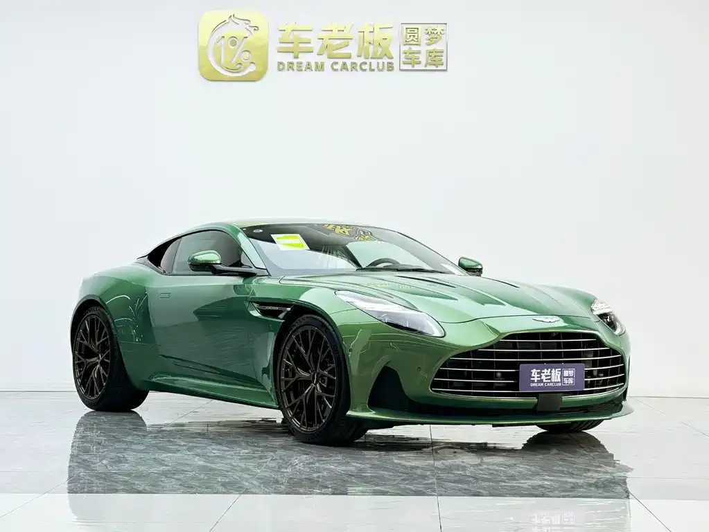 Aston Martin DB12 — фото 10