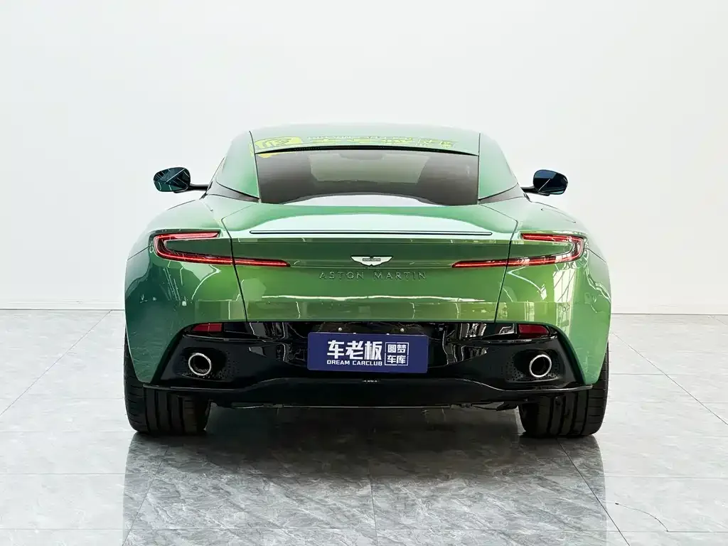Aston Martin DB12 — фото 8
