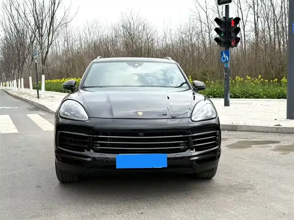 Porsche Cayenne — фото 1