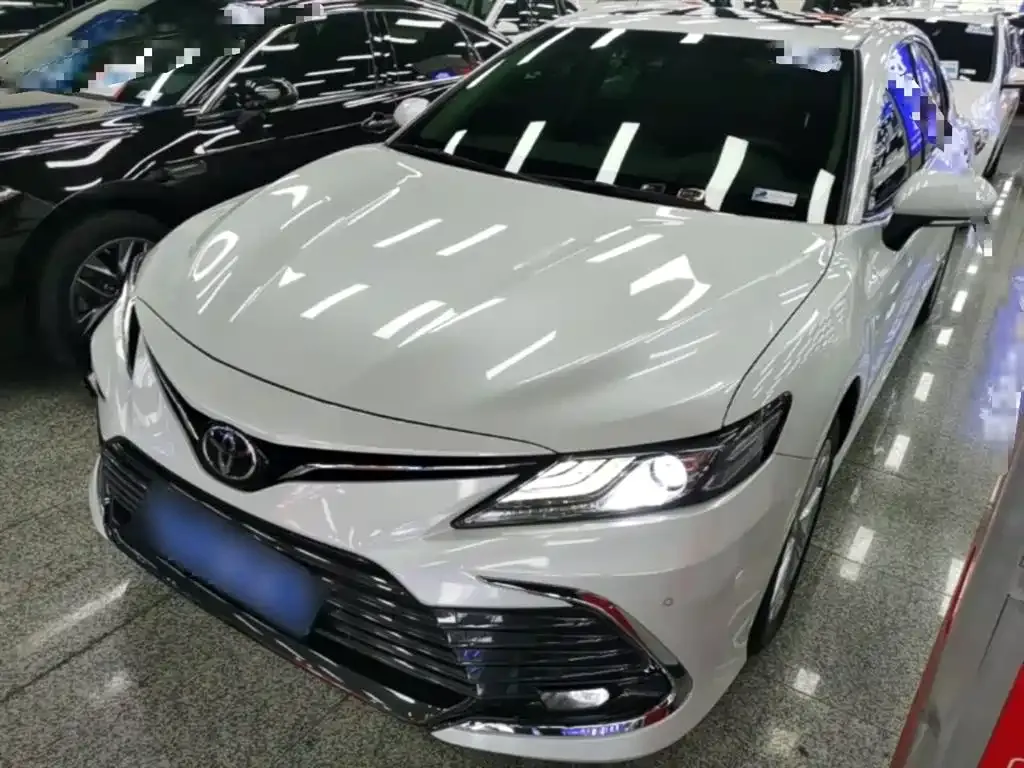 Toyota Camry — фото 1