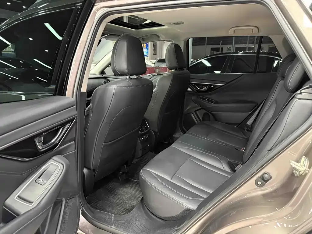 Subaru Outback — фото 10