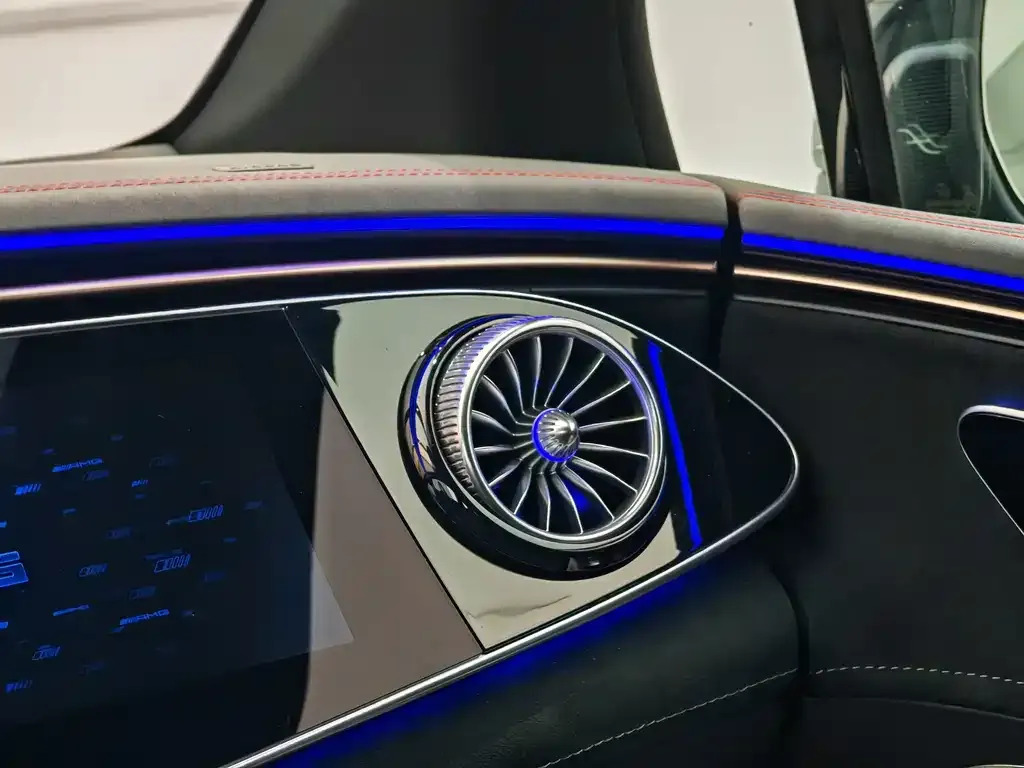 Mercedes-Benz EQE AMG — фото 3