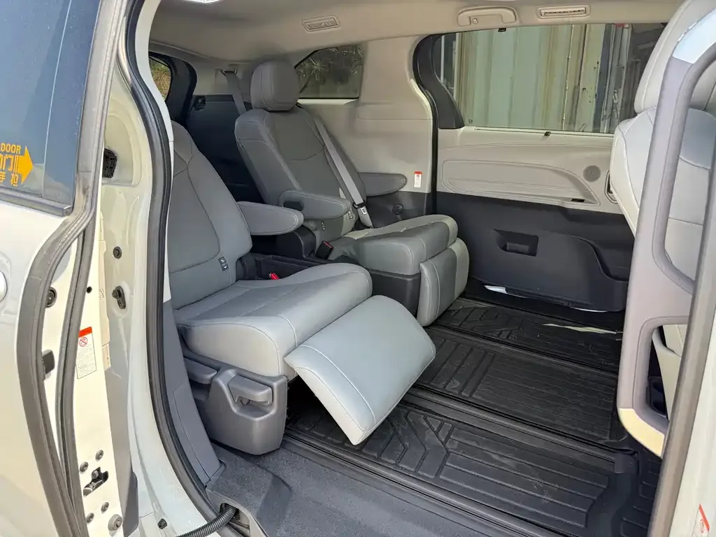 Toyota Granvia — фото 2