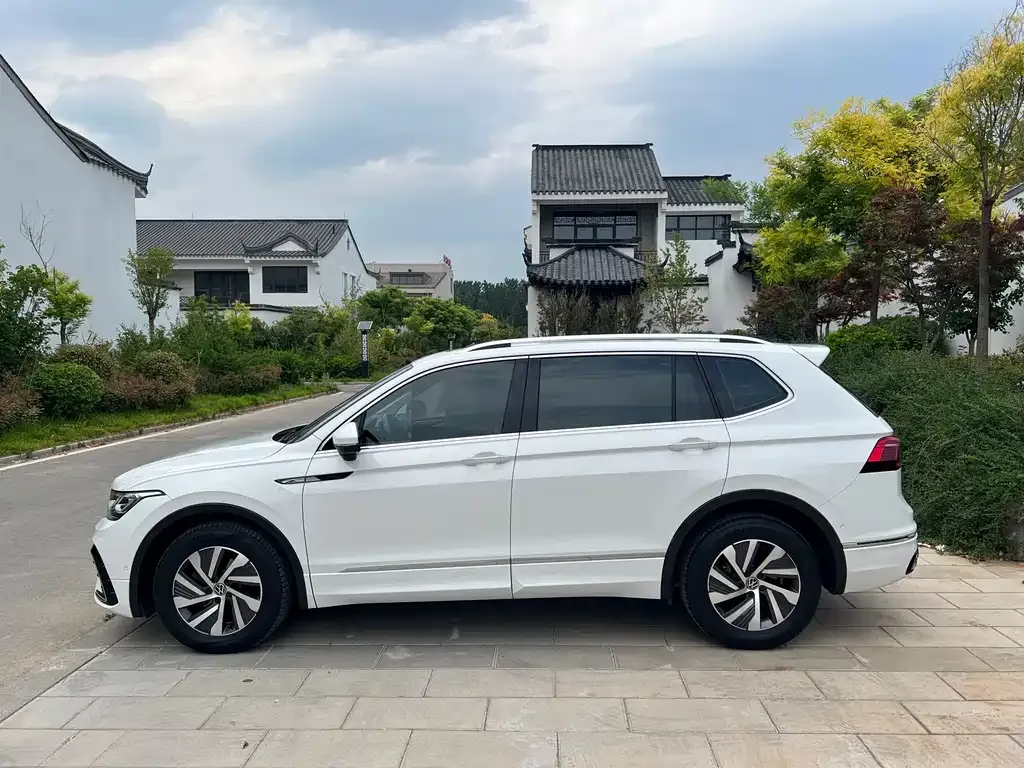 Volkswagen Tiguan L PHEV — фото 10
