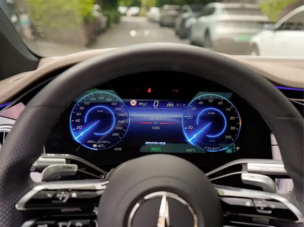 Mercedes-Benz EQS AMG — фото 9
