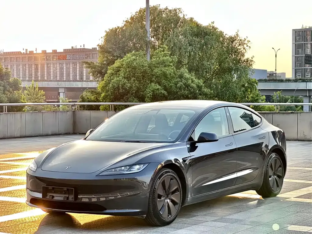 Tesla Model 3 — фото 1