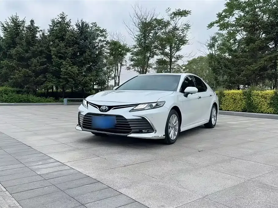 Toyota Camry — фото 1
