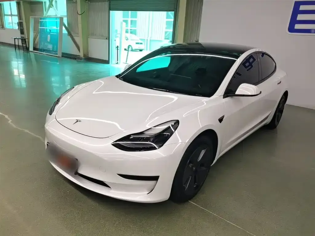 Tesla Model 3 — фото 1