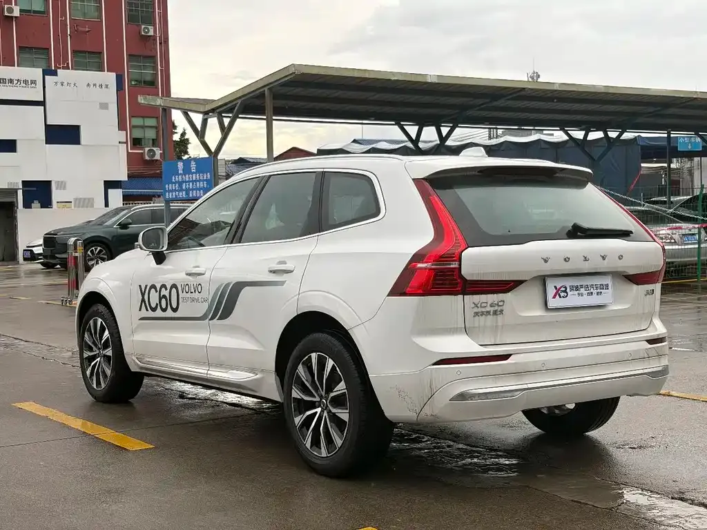 Volvo XC60 — фото 10
