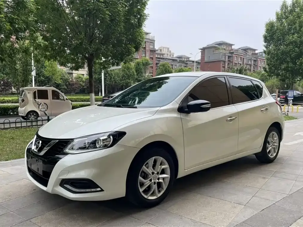 Nissan Tiida — фото 1
