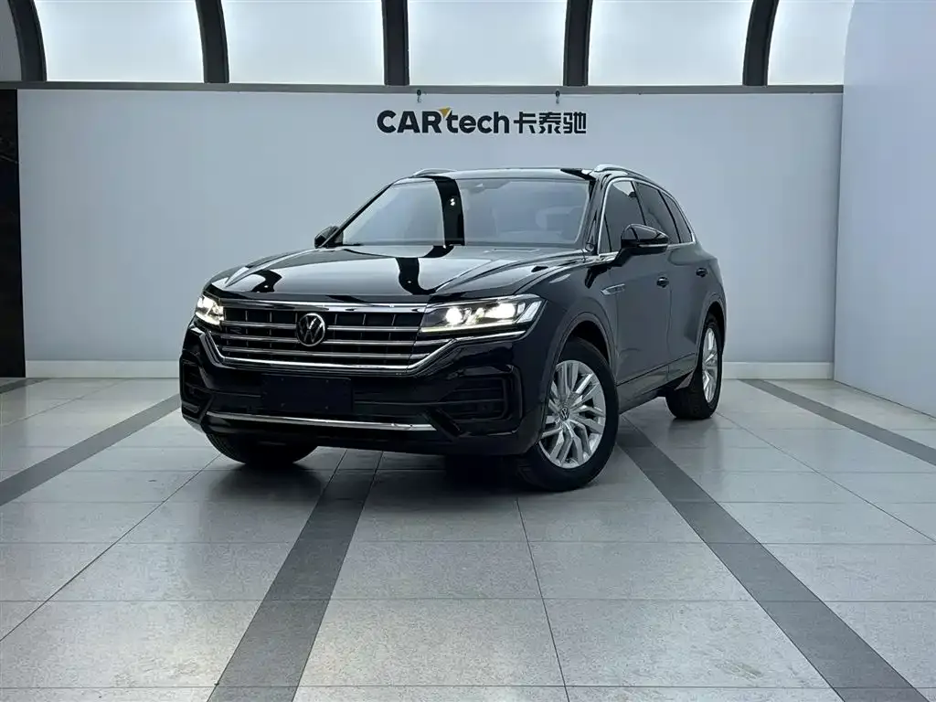 Volkswagen Touareg — фото 1
