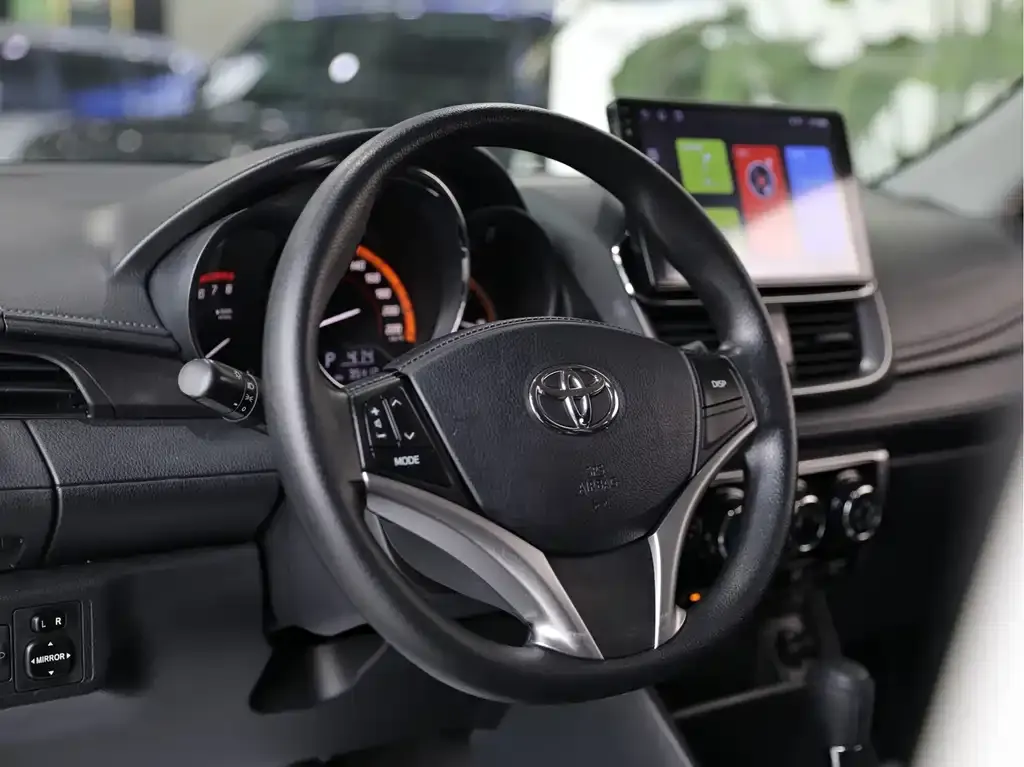 Toyota Yaris L — фото 7