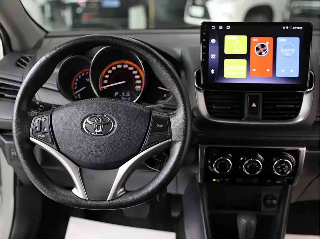 Toyota Yaris L — фото 4