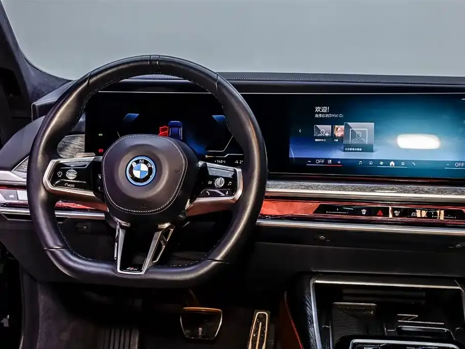 BMW i7 — фото 7