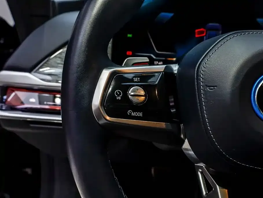 BMW i7 — фото 9