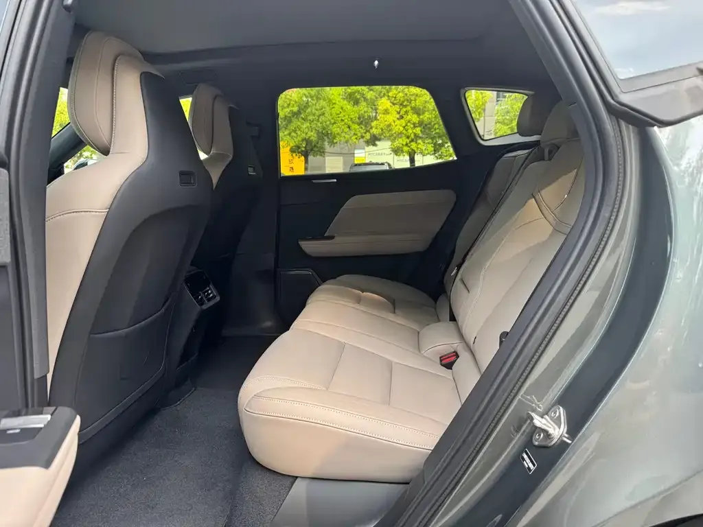 Volvo XC70 Plug-in Hybrid — фото 4