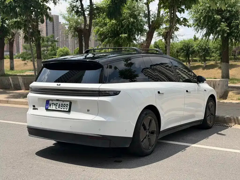 Li Auto i8 — фото 9