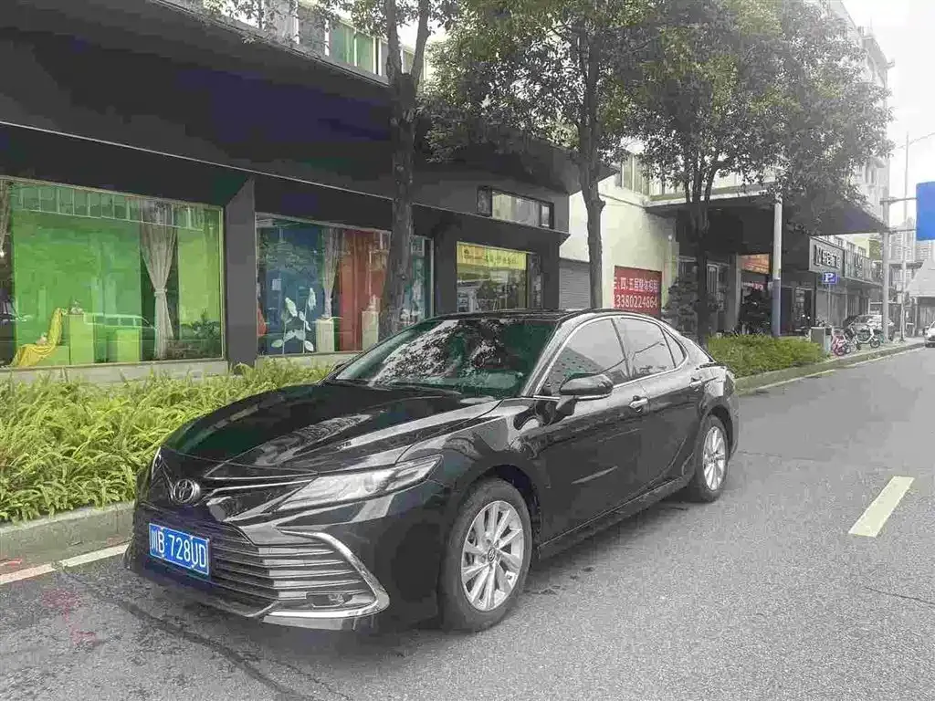 Toyota Camry — фото 1