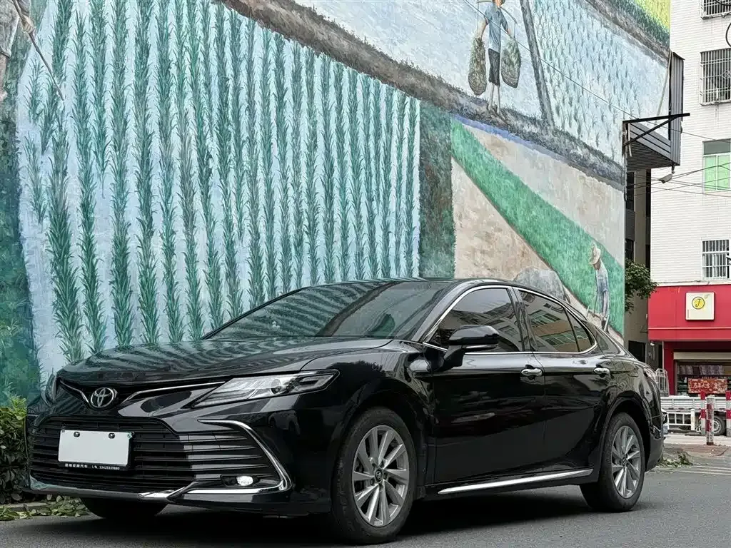 Toyota Camry — фото 1