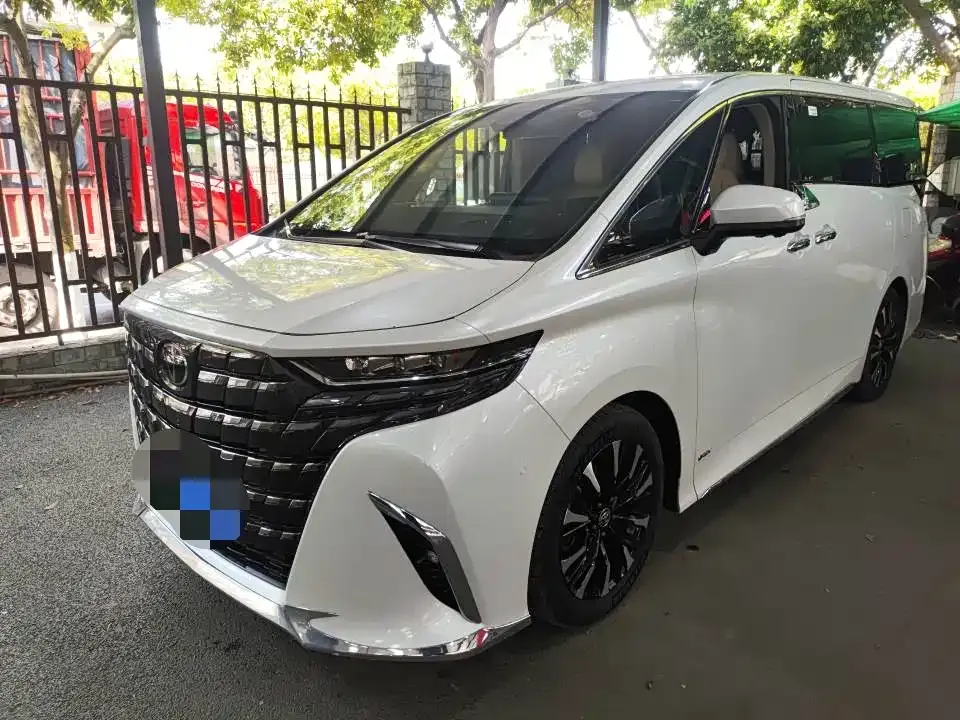 Toyota Alphard — фото 1