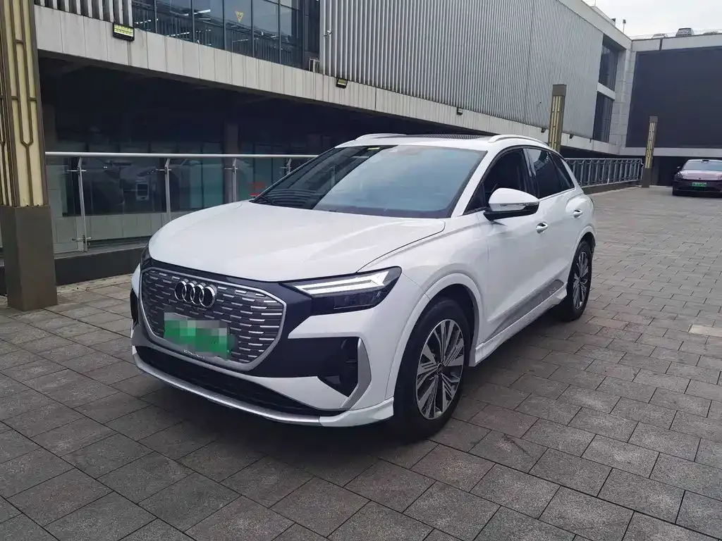 Audi Q4 e-tron — фото 1