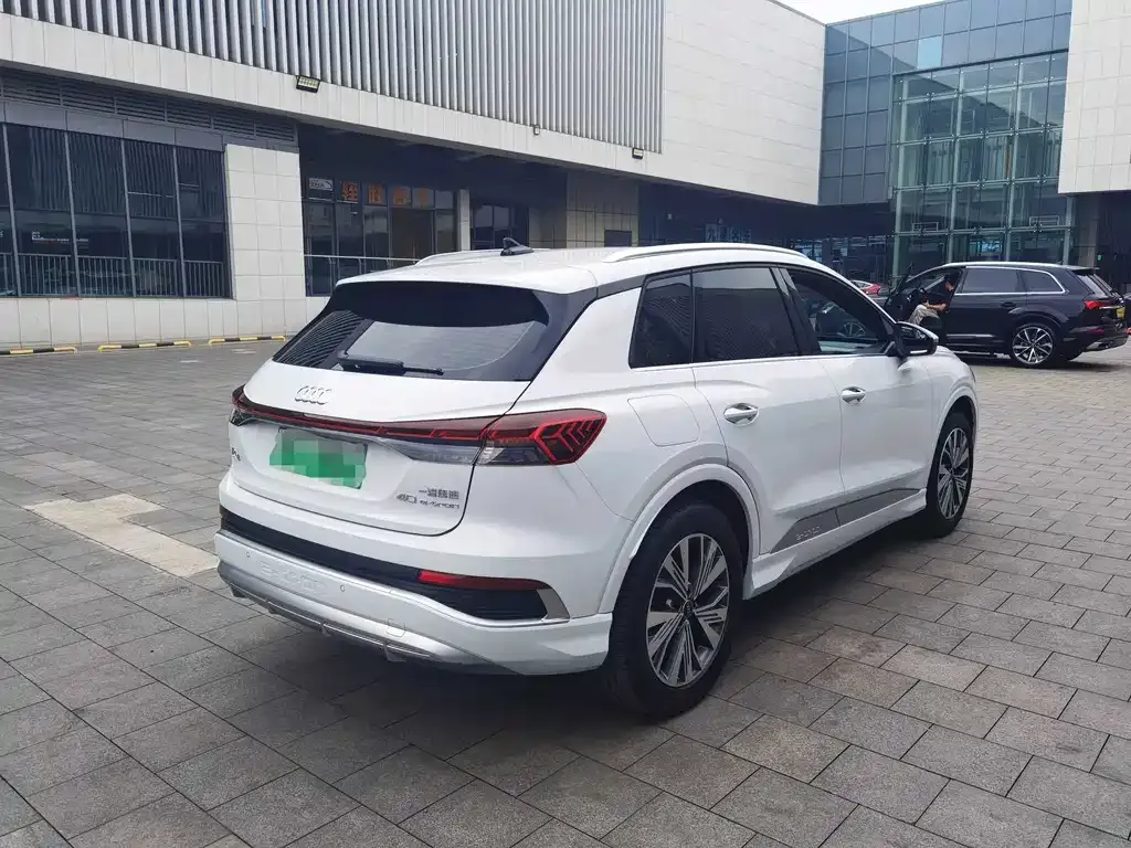 Audi Q4 e-tron — фото 2