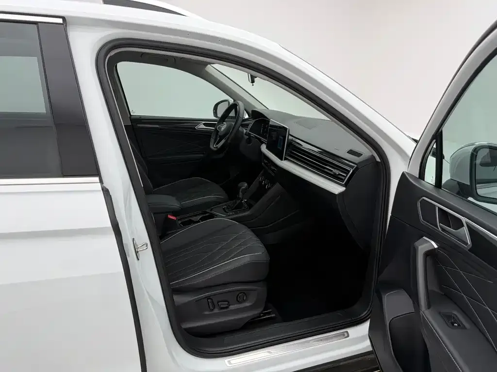 Volkswagen Tiguan L — фото 3