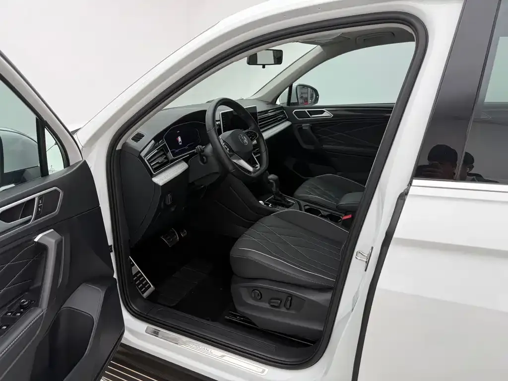 Volkswagen Tiguan L — фото 7