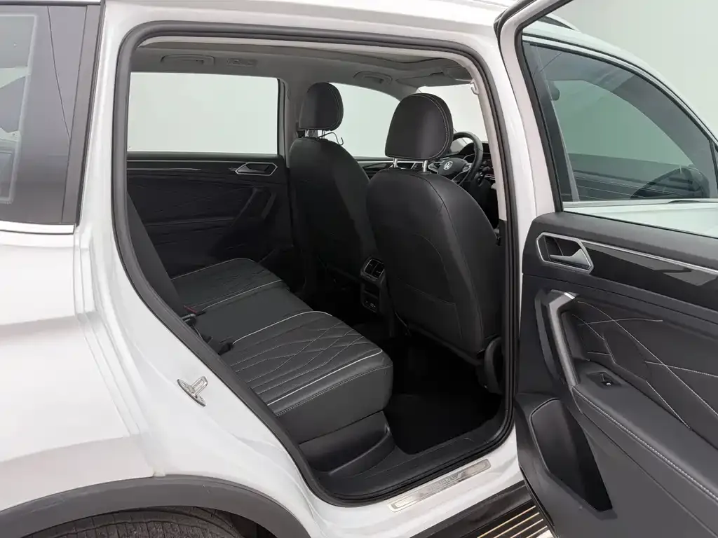 Volkswagen Tiguan L — фото 10