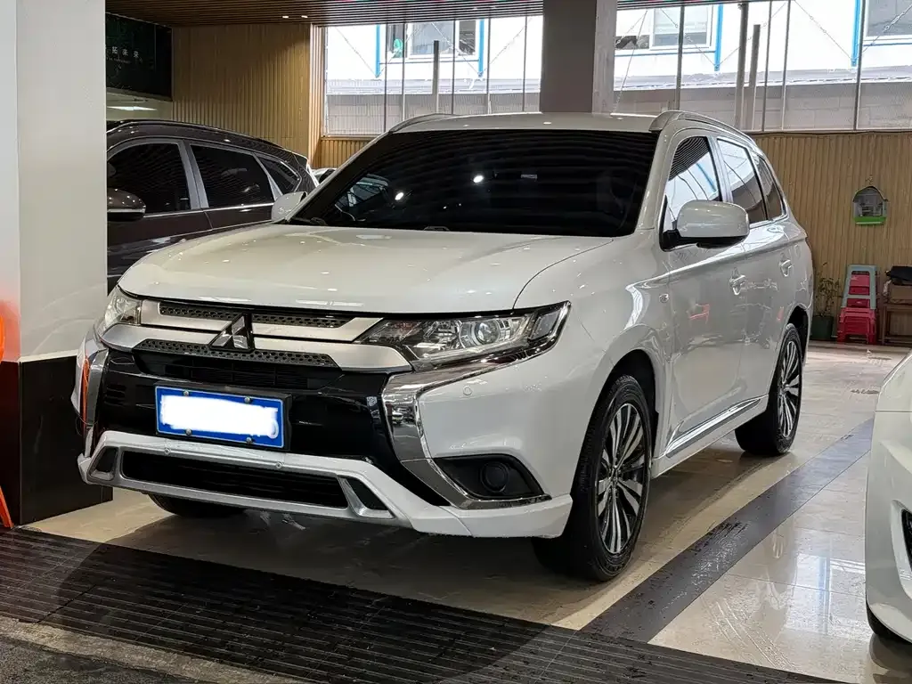 Mitsubishi Outlander — фото 1