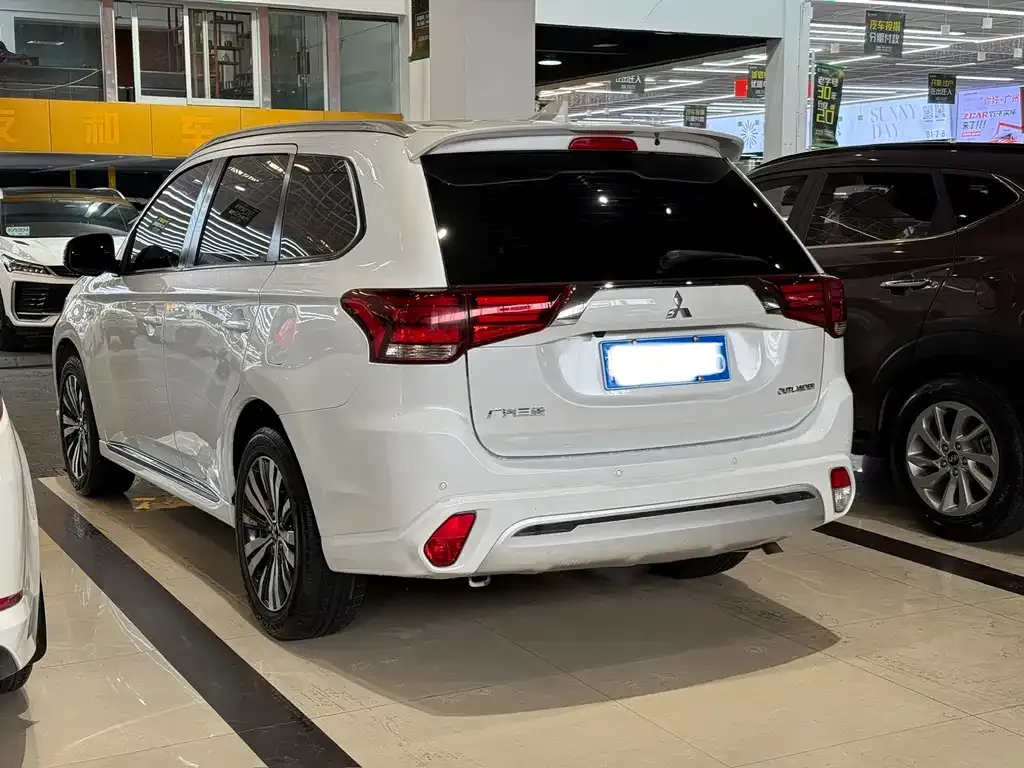 Mitsubishi Outlander — фото 5